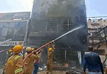 लखनऊ के कोचिंग सेंटर में भीषण अग्निकांड, 14 की मौत; छात्रों ने जान बचाने के लिए लगाई छलांग