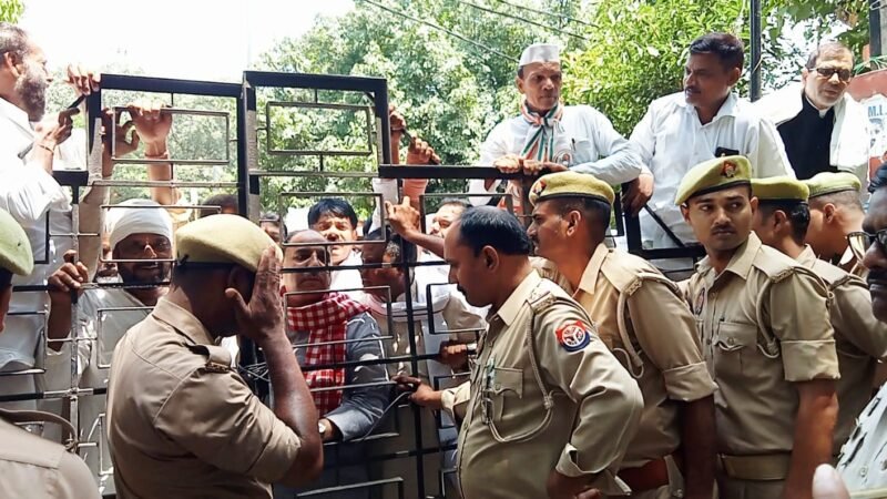 राम मंदिर चढ़ावा विवाद पर कांग्रेस का प्रदर्शन, निष्पक्ष जांच की मांग को लेकर सौंपा ज्ञापन