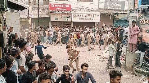 वाराणसी: मुहर्रम जुलूस के दौरान नई सड़क पर दो गुटों में विवाद, पुलिस ने संभाला मोर्चा