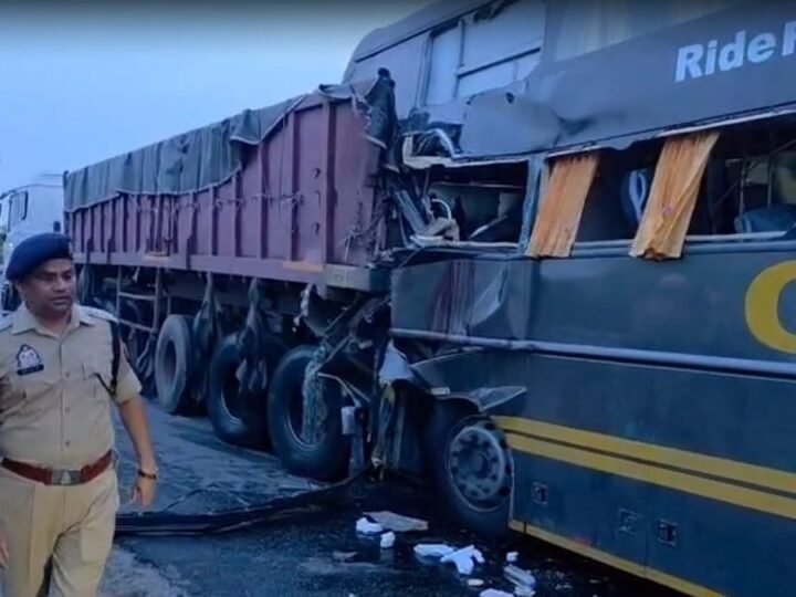 यमुना एक्सप्रेसवे पर भीषण सड़क हादसा: ट्रेलर से टकराई प्राइवेट बस, चार की मौत, 32 यात्री घायल