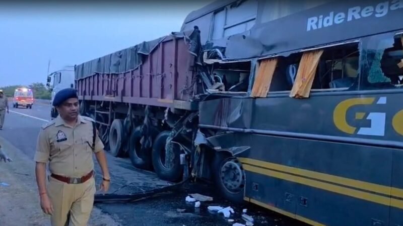 यमुना एक्सप्रेसवे पर भीषण सड़क हादसा: ट्रेलर से टकराई प्राइवेट बस, चार की मौत, 32 यात्री घायल