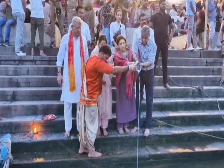 काशी की भक्ति में डूबीं अभिनेत्री भाग्यश्री, काल भैरव के दर्शन के बाद दशाश्वमेध घाट पर की मां गंगा की आरती