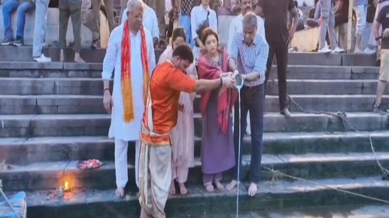 काशी की भक्ति में डूबीं अभिनेत्री भाग्यश्री, काल भैरव के दर्शन के बाद दशाश्वमेध घाट पर की मां गंगा की आरती