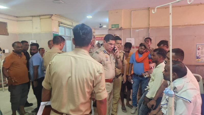 काशी विश्वनाथ मंदिर में पीएसी जवान की कार्बाइन से चली गोली, तीन श्रद्धालु घायल; सुरक्षा व्यवस्था पर उठे सवाल