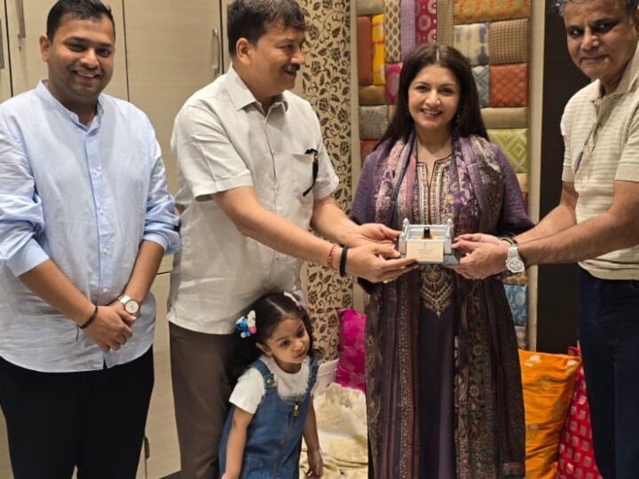 सुमंगल की शाॅप पर दूसरी बार पहुंची अभिनेत्री भाग्यश्री, किया गया सम्मानित