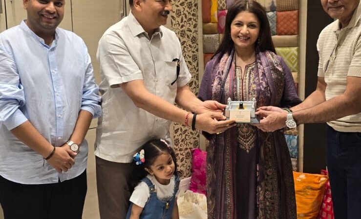 सुमंगल की शाॅप पर दूसरी बार पहुंची अभिनेत्री भाग्यश्री, किया गया सम्मानित