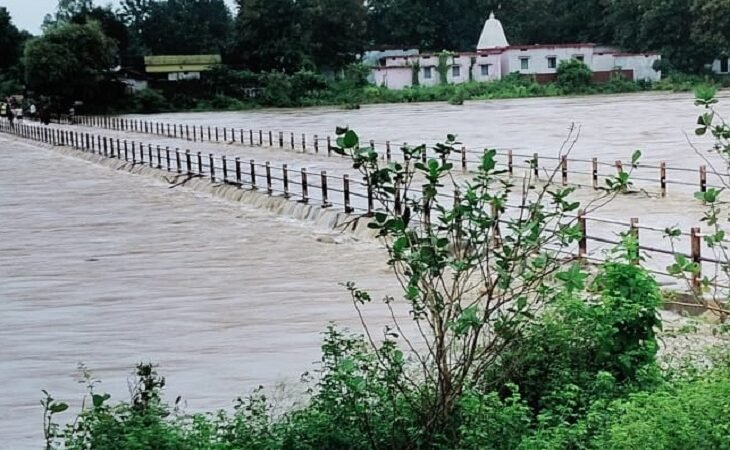 छत्तीसगढ़ में मूसलाधार बारिश का कहर: बाढ़ में फंसे 14 मजदूरों का रेस्क्यू, रायपुर के कई इलाकों में जलभराव