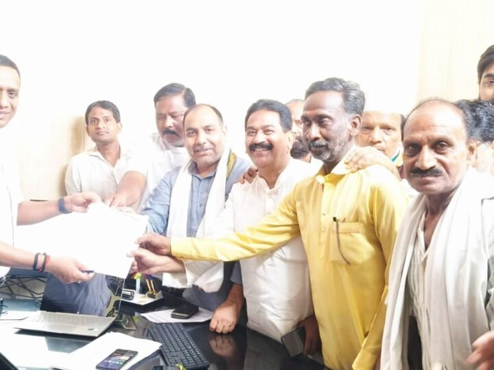 मतदान केंद्रों के प्रस्तावित स्थानांतरण पर कांग्रेस का विरोध, जिला प्रशासन को सौंपा ज्ञापन