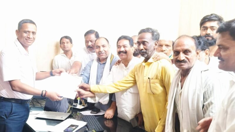 मतदान केंद्रों के प्रस्तावित स्थानांतरण पर कांग्रेस का विरोध, जिला प्रशासन को सौंपा ज्ञापन