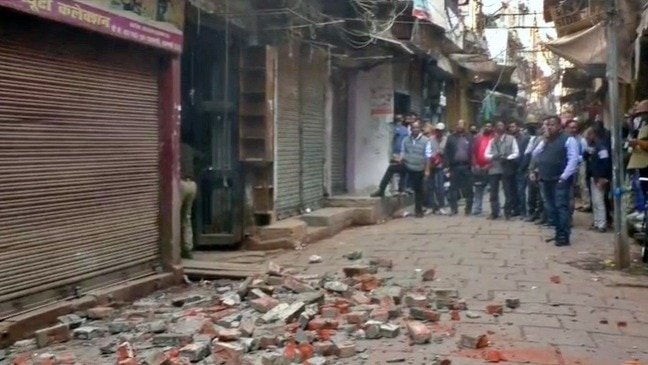 दालमंडी चौड़ीकरण के दौरान हादसा: मलबे से गिरी ईंट लगने से बैग दुकानदार घायल, ट्रॉमा सेंटर में भर्ती