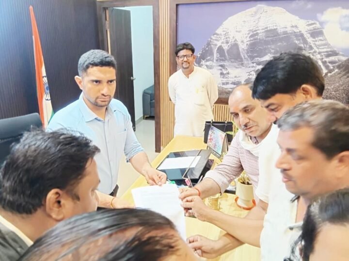 मीट-मछली कारोबारियों के समर्थन में विपक्ष का प्रदर्शन, नगर निगम को सौंपा ज्ञापन