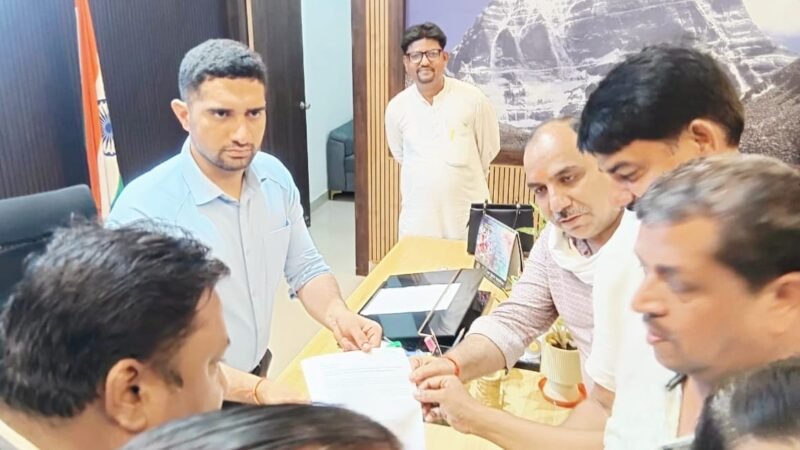 मीट-मछली कारोबारियों के समर्थन में विपक्ष का प्रदर्शन, नगर निगम को सौंपा ज्ञापन