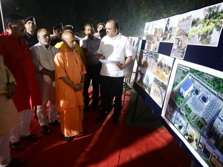 सीएम योगी ने की विकास और कानून व्यवस्था की समीक्षा, श्रावण में काशीवासियों के लिए अलग दर्शन मार्ग होगा तैयार