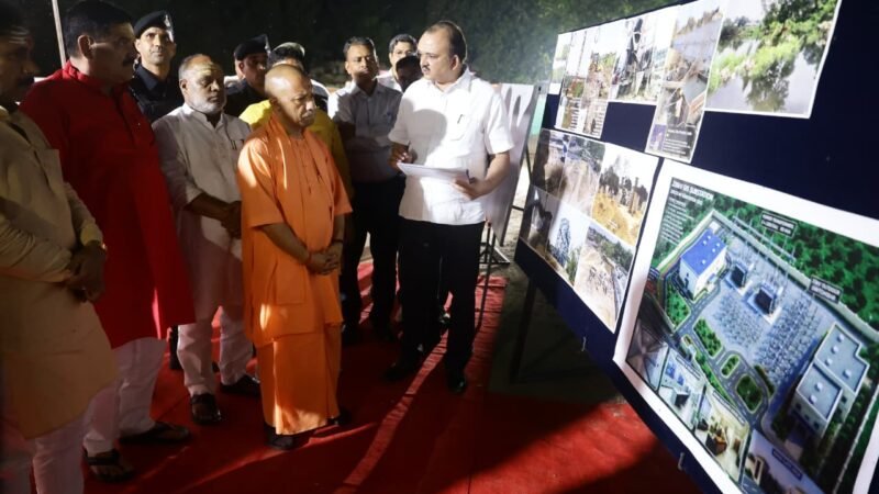 सीएम योगी ने की विकास और कानून व्यवस्था की समीक्षा, श्रावण में काशीवासियों के लिए अलग दर्शन मार्ग होगा तैयार