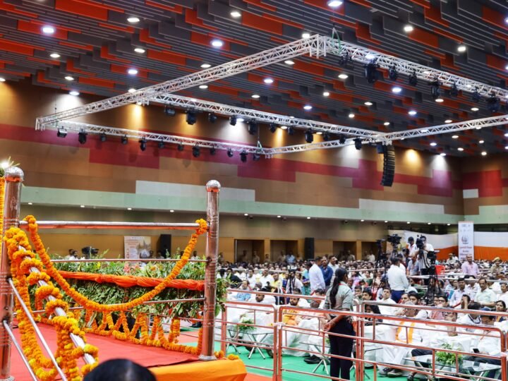 सीएम योगी ने लॉन्च की शिक्षक कैशलेस चिकित्सा योजना, बोले- कोई बच्चा शिक्षा से वंचित न रहे