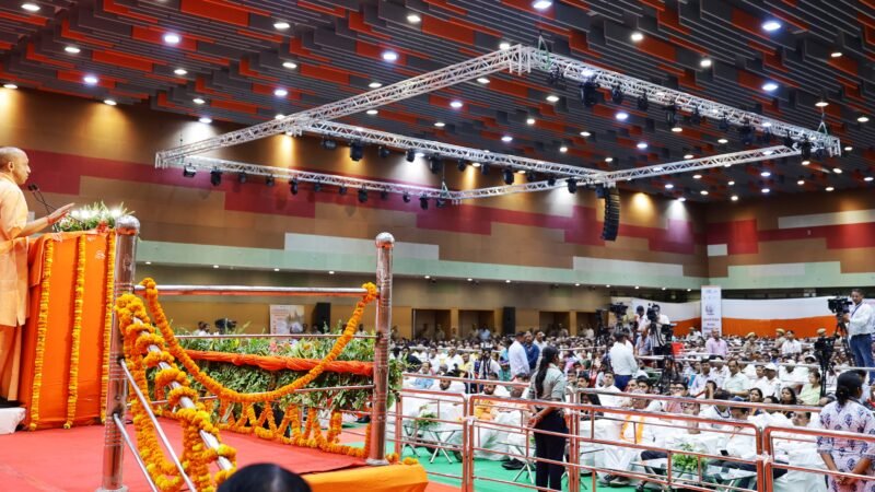 सीएम योगी ने लॉन्च की शिक्षक कैशलेस चिकित्सा योजना, बोले- कोई बच्चा शिक्षा से वंचित न रहे