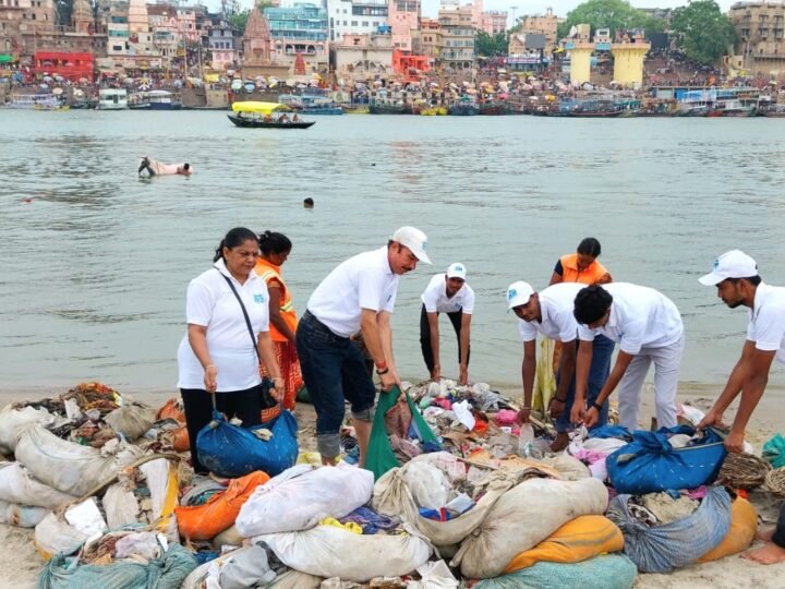 गंगा पार चला महा स्वच्छता अभियान, एक टन कचरा हटाकर प्रदूषण रोकने की पहल