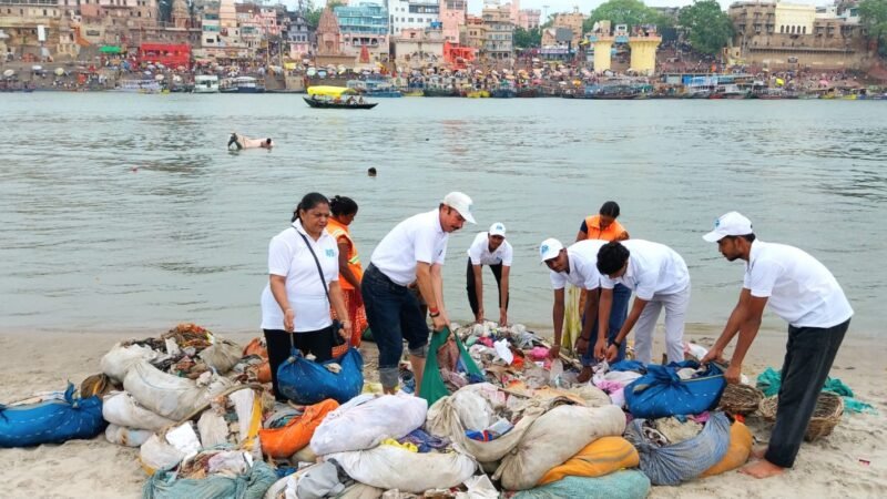 गंगा पार चला महा स्वच्छता अभियान, एक टन कचरा हटाकर प्रदूषण रोकने की पहल