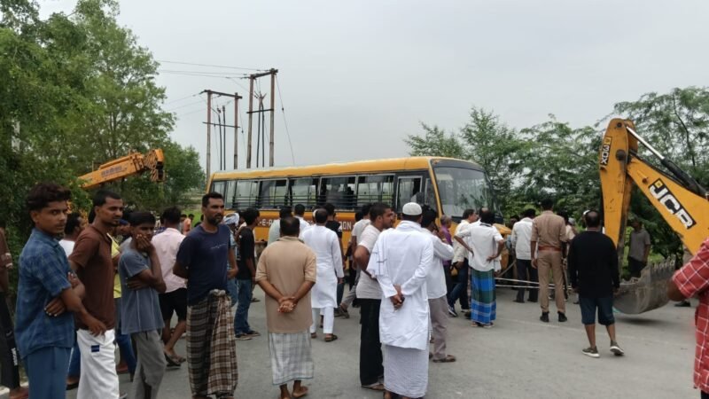 स्कूल बस पलटने से दर्दनाक हादसा, 9 वर्षीय छात्र की मौत, कई बच्चे घायल