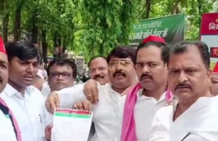 मंत्री रविंद्र जायसवाल के बयान पर सपा का विरोध, पोस्टर पर जूते-चप्पल बरसाए, माफी की मांग