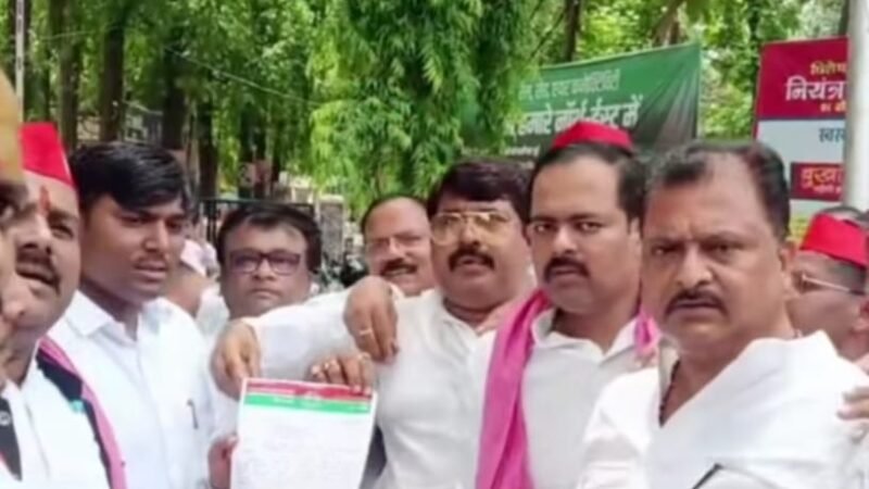 मंत्री रविंद्र जायसवाल के बयान पर सपा का विरोध, पोस्टर पर जूते-चप्पल बरसाए, माफी की मांग