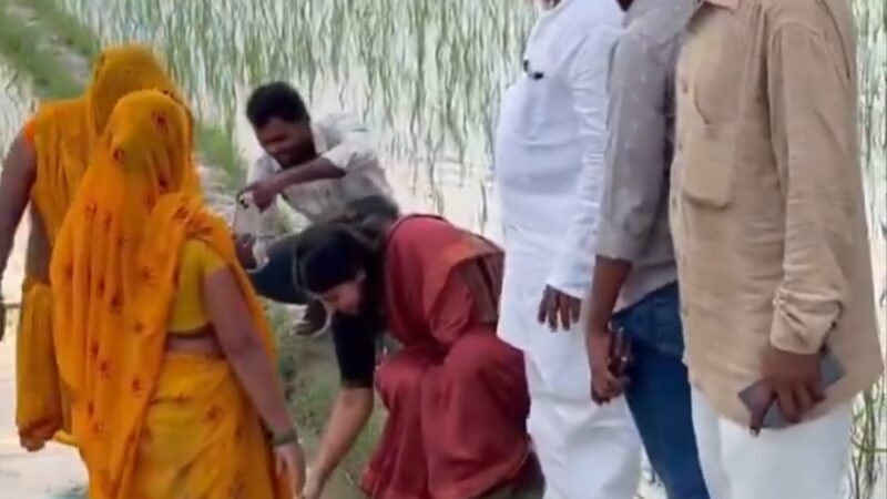 धान के खेत में उतरीं सांसद प्रिया सरोज, किसानों के साथ की रोपाई; वीडियो सोशल मीडिया पर वायरल