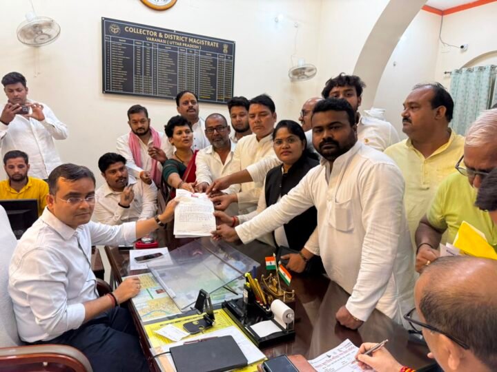 चुनावी बूथों के स्थानांतरण पर सपा का ऐतराज, डीएम को सौंपा ज्ञापन