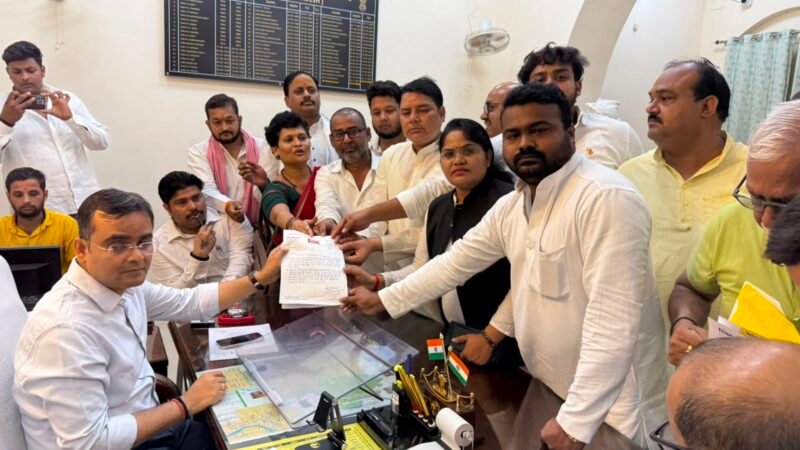 चुनावी बूथों के स्थानांतरण पर सपा का ऐतराज, डीएम को सौंपा ज्ञापन