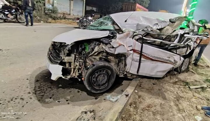 भदोही में खड़े ट्रक से कार टकराई, महिला और ससुर की मौत; पति घायल