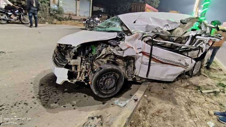 भदोही में खड़े ट्रक से कार टकराई, महिला और ससुर की मौत; पति घायल