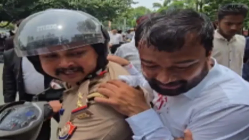 वाराणसी कचहरी में वकीलों के दो गुटों में मारपीट, जमीन विवाद को लेकर बवाल; एक अधिवक्ता घायल