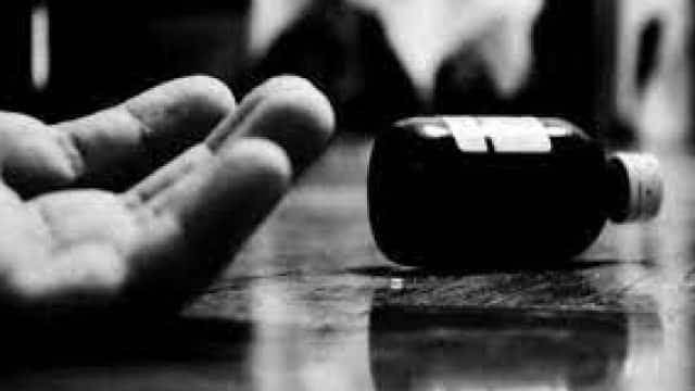 वाराणसी: ब्लैकमेलिंग और धमकियों से परेशान 19 वर्षीय युवती ने क्लीनर पीया, इलाज के दौरान मौत