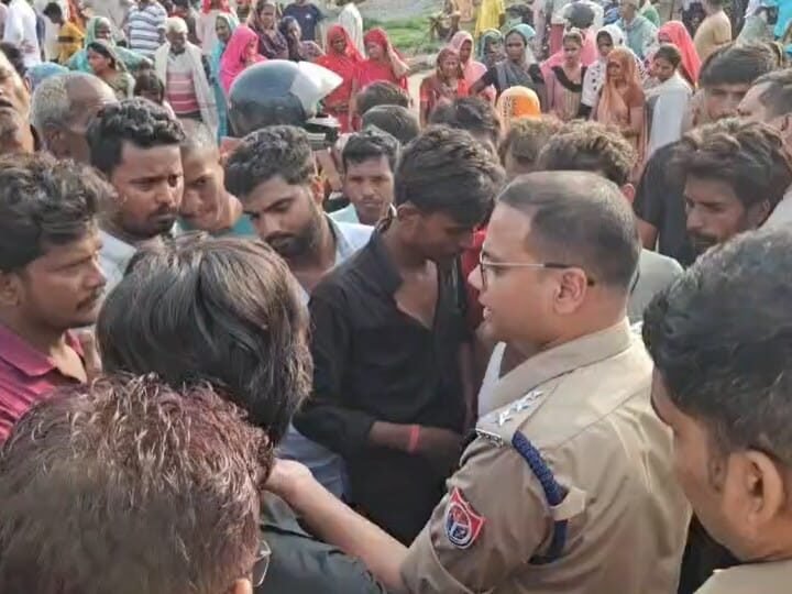 मिर्जापुर में दर्दनाक हादसा: घर के बाहर सो रहे लोगों पर चढ़ा ट्रक, तीन की मौत; विरोध में सड़क जाम, पथराव और लाठीचार्ज