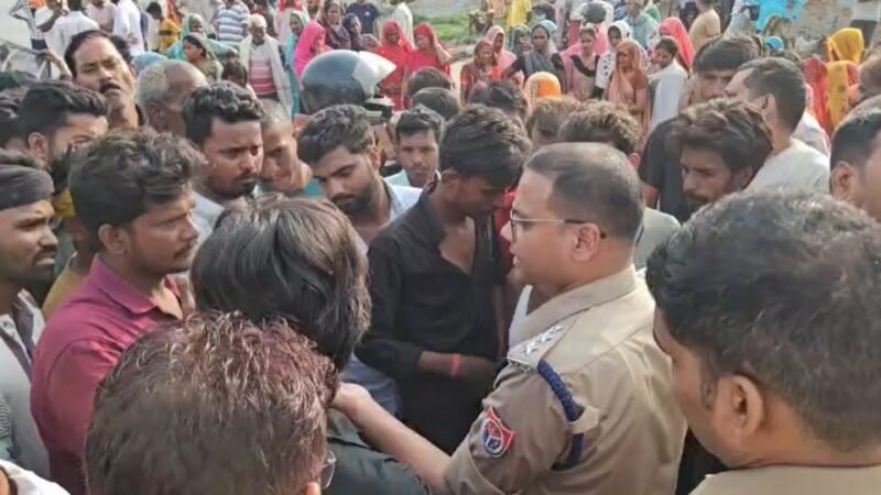 मिर्जापुर में दर्दनाक हादसा: घर के बाहर सो रहे लोगों पर चढ़ा ट्रक, तीन की मौत; विरोध में सड़क जाम, पथराव और लाठीचार्ज
