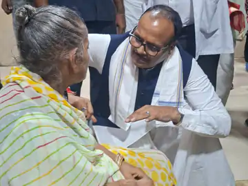 वाराणसी: डिप्टी सीएम ब्रजेश पाठक का कबीरचौरा अस्पताल में औचक निरीक्षण, मरीजों से सीधे संवाद; स्वास्थ्य सेवाओं पर दिए सख्त निर्देश