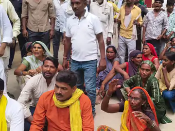 वाराणसी: भैंस चोरी के आरोप में तीन युवकों की गिरफ्तारी पर चोलापुर थाने का घेराव, ग्रामीणों का धरना