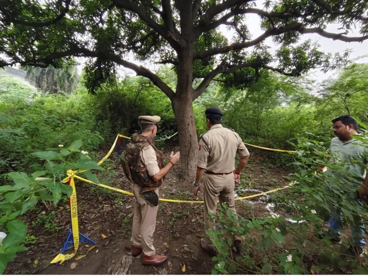 वाराणसी में गौ तस्करी के संदेह में ट्रेलर का पीछा, पुलिस मुठभेड़ में एक आरोपी घायल; 30 गोवंश बरामद
