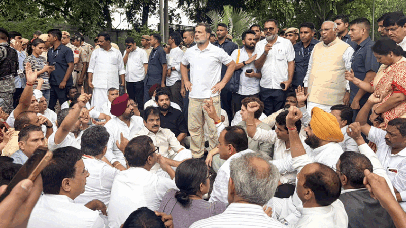 छात्रों पर पुलिस कार्रवाई के विरोध में राहुल गांधी का प्रदर्शन, पीएम और शिक्षा मंत्री के इस्तीफे की मांग