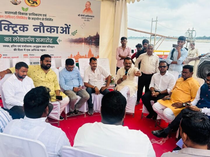 काशी में गंगा की लहरों पर शुरू हुआ इलेक्ट्रिक युग, महापौर ने पांच इलेक्ट्रिक नौकाओं को दिखाई हरी झंडी