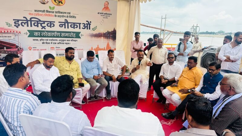 काशी में गंगा की लहरों पर शुरू हुआ इलेक्ट्रिक युग, महापौर ने पांच इलेक्ट्रिक नौकाओं को दिखाई हरी झंडी