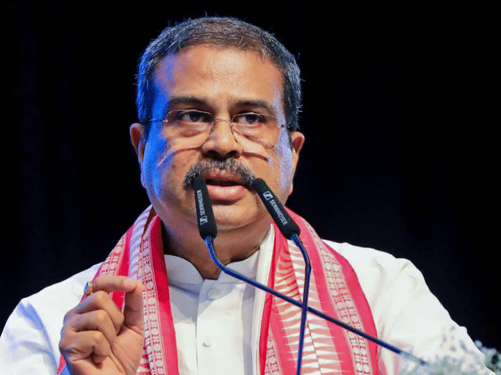 नीट पेपर लीक विवाद के बीच धर्मेंद्र प्रधान का इस्तीफा, प्रल्हाद जोशी को मिला शिक्षा मंत्रालय का अतिरिक्त प्रभार