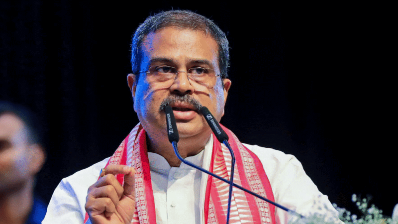 नीट पेपर लीक विवाद के बीच धर्मेंद्र प्रधान का इस्तीफा, प्रल्हाद जोशी को मिला शिक्षा मंत्रालय का अतिरिक्त प्रभार