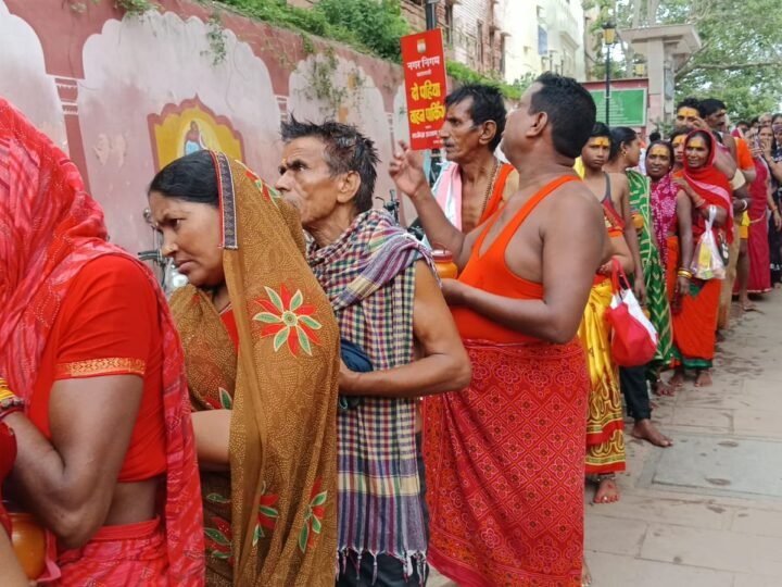 सावन के पहले दिन बाबा विश्वनाथ के दरबार में उमड़ा आस्था का जनसैलाब, दर्शन के लिए लगी श्रद्धालुओं की लंबी कतार