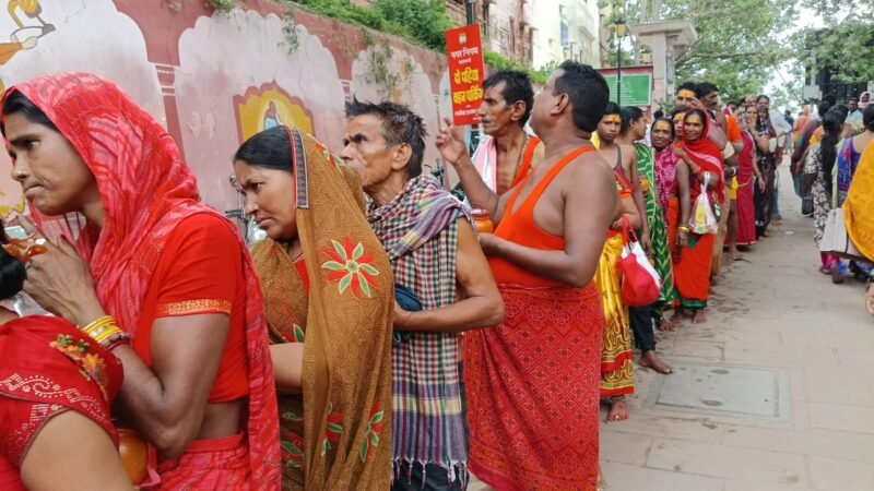 सावन के पहले दिन बाबा विश्वनाथ के दरबार में उमड़ा आस्था का जनसैलाब, दर्शन के लिए लगी श्रद्धालुओं की लंबी कतार