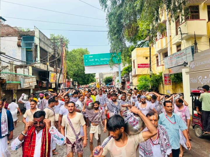 94 वर्षों की परंपरा निभाते हुए निकली चंद्रवंशी गोप सेवा समिति की भव्य जलाभिषेक शोभायात्रा, हर-हर महादेव के जयघोष से गूंजी काशी
