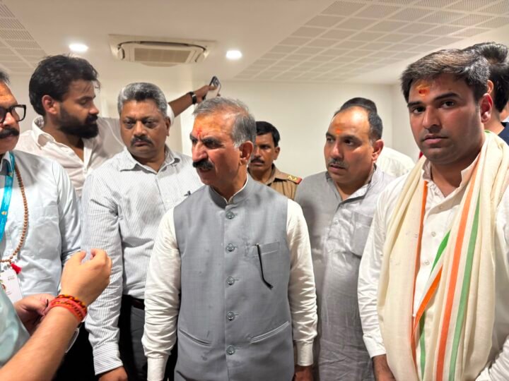 काशी पहुंचे कांग्रेस के नवनियुक्त राष्ट्रीय सचिव वरुण चौधरी, कार्यकर्ताओं ने किया जोरदार स्वागत