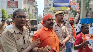 ज्ञानवापी में जलाभिषेक की मांग को लेकर शिवसेना का जुलूस, गोदौलिया पर पुलिस ने रोका