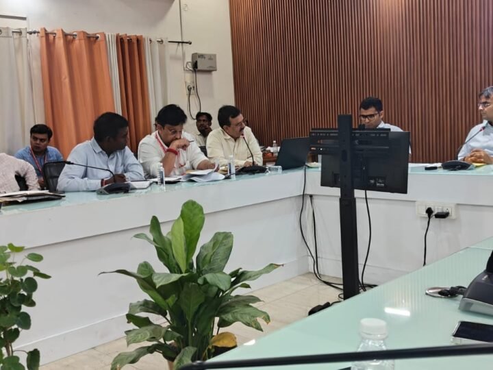 जिला स्वास्थ्य समिति की बैठक में स्वास्थ्य योजनाओं की समीक्षा, डीएम ने दिए सख्त निर्देश