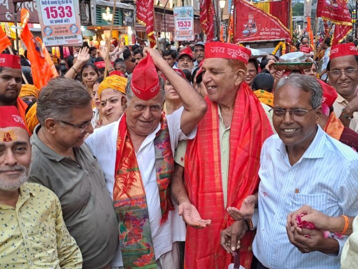 भगवान झूलेलाल की भव्य शोभायात्रा का दशाश्वमेध व्यापार मंडल ने किया स्वागत