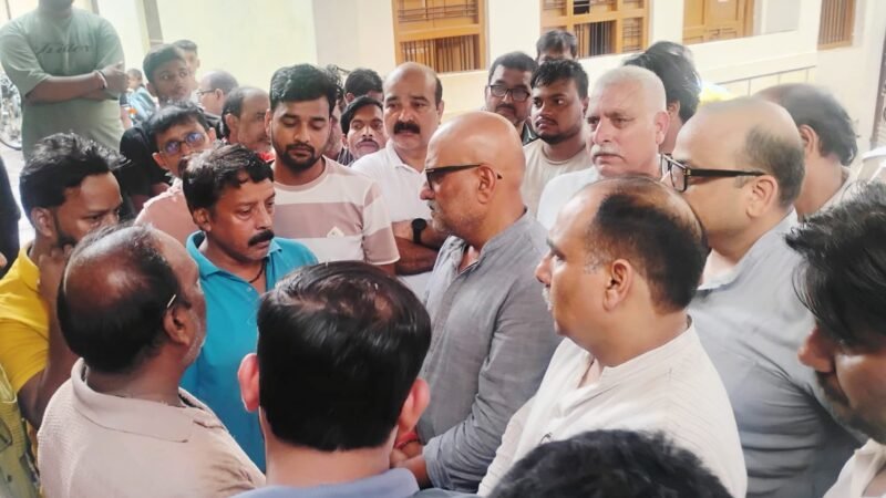 करंट से तीन मौतों के बाद अजय राय ने पीड़ित परिवारों से की मुलाकात, विद्युत व्यवस्था पर उठाए सवाल